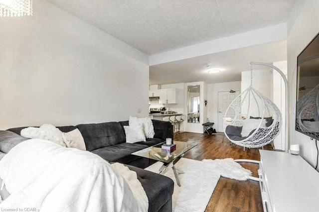110 - 7 Kay Cres, Condo with 2 bedrooms, 1 bathrooms and 1 parking in Guelph ON | Image 5