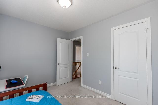 70 Succession Cres, House attached with 3 bedrooms, 2 bathrooms and 2 parking in Barrie ON | Image 4