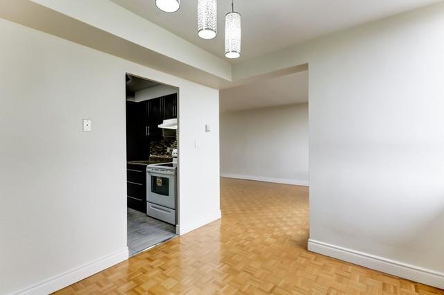 1807 - 3 Massey Sq, Condo with 2 bedrooms, 1 bathrooms and 0 parking in Toronto ON | Image 2