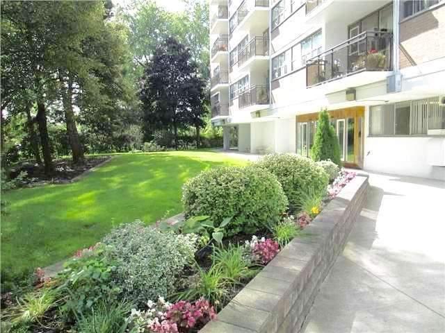 709 - 212 Kerr St, Condo with 1 bedrooms, 1 bathrooms and 1 parking in Oakville ON | Image 1