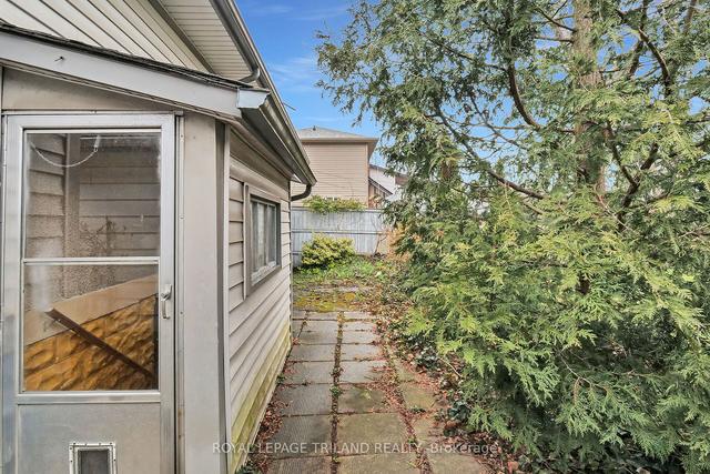 18 Lockyer St, House detached with 2 bedrooms, 1 bathrooms and 2 parking in London ON | Image 22
