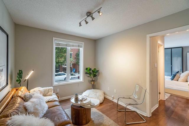 522 - 25 Laidlaw St, Townhouse with 1 bedrooms, 1 bathrooms and 1 parking in Toronto ON | Image 4