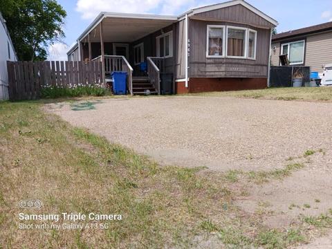 6962 63 Avenue, Home with 3 bedrooms, 1 bathrooms and 2 parking in Red Deer AB | Card Image