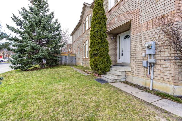 6862 Dillingwood Dr, House attached with 4 bedrooms, 3 bathrooms and 3 parking in Mississauga ON | Image 23