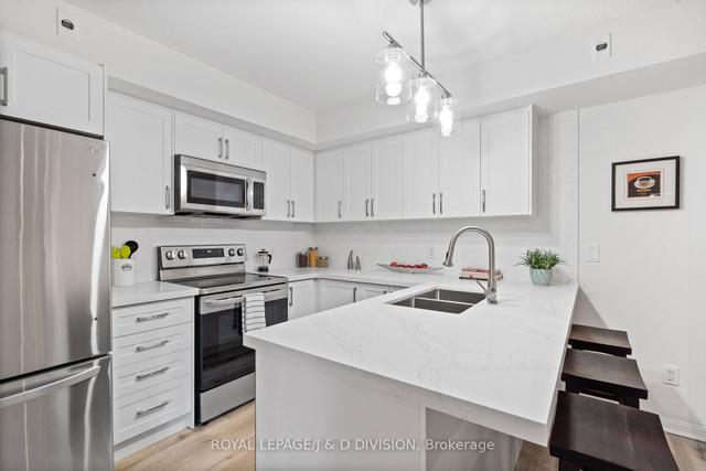 902 - 9 Shank St, Townhouse with 3 bedrooms, 1 bathrooms and 1 parking in Toronto ON | Image 4