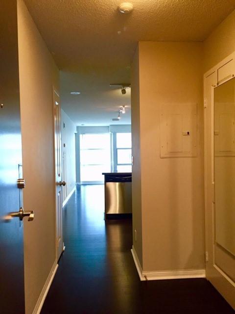 1001 - 11 St Joseph St, Condo with 1 bedrooms, 1 bathrooms and null parking in Toronto ON | Image 11
