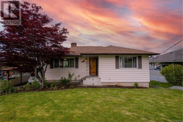 3696 Raymond St S, House detached with 4 bedrooms, 2 bathrooms and 5 parking in Saanich BC | Image 1
