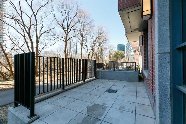 Th 6 - 2220 Lake Shore Blvd W, Townhouse with 2 bedrooms, 3 bathrooms and 1 parking in Toronto ON | Image 2