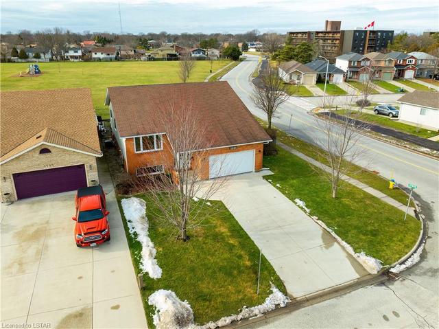 1501 Henley Crescent, House detached with 5 bedrooms, 2 bathrooms and 6 parking in Sarnia ON | Image 32
