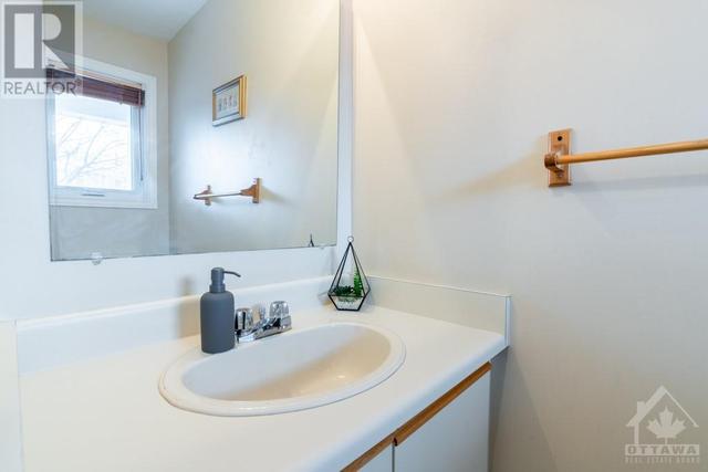 91 Burlington Crescent, Townhouse with 3 bedrooms, 4 bathrooms and 3 parking in Ottawa ON | Image 13