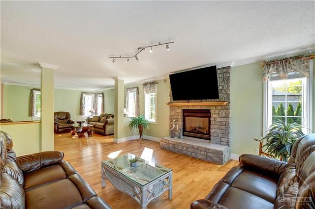 2549 Mitchell Crescent, House detached with 5 bedrooms, 4 bathrooms and 8 parking in Ottawa ON | Image 9