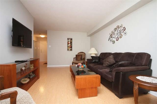 405 - 12 Laurelcrest St, Condo with 2 bedrooms, 1 bathrooms and 1 parking in Brampton ON | Image 8
