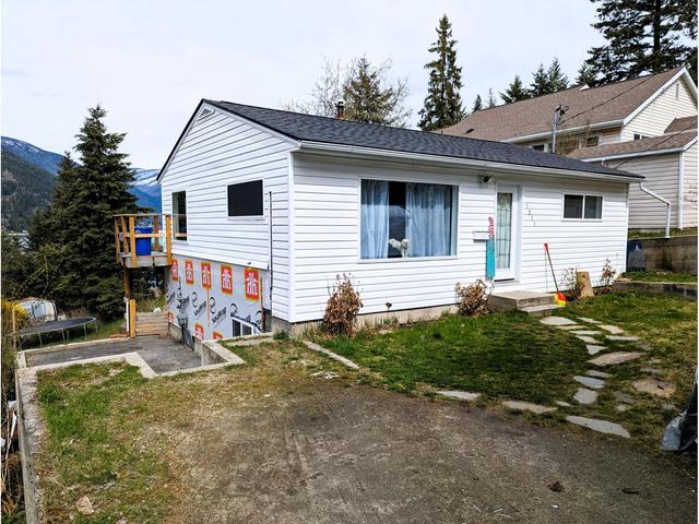 1011 Gordon Street, House detached with 3 bedrooms, 1 bathrooms and null parking in Nelson BC | Image 2