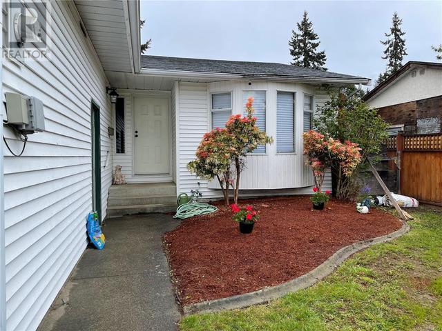 2540 Rosstown Rd, House detached with 2 bedrooms, 2 bathrooms and 4 parking in Nanaimo BC | Card Image