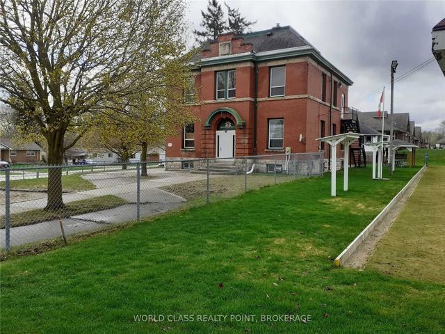 215 Jane St, House detached with 6 bedrooms, 3 bathrooms and 10 parking in Brockton ON | Image 1