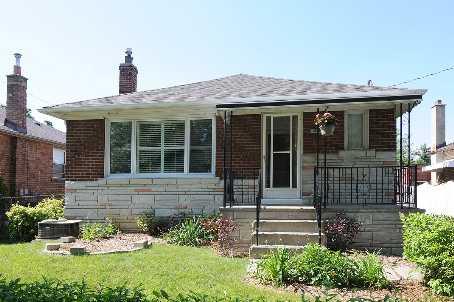 404 Valermo Dr, House detached with 3 bedrooms, 2 bathrooms and 5 parking in Toronto ON | Image 1