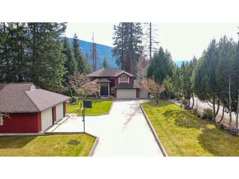 3071 Heddle Road, House detached with 6 bedrooms, 5 bathrooms and null parking in Central Kootenay F BC | Card Image