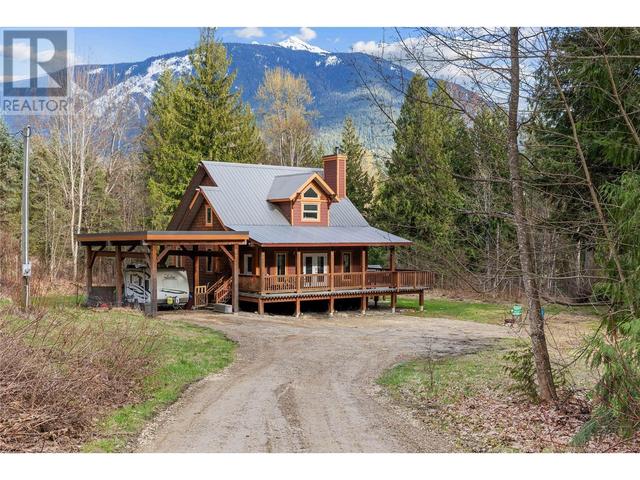 437 Cedar Street, House detached with 4 bedrooms, 3 bathrooms and 4 parking in Revelstoke BC | Image 1
