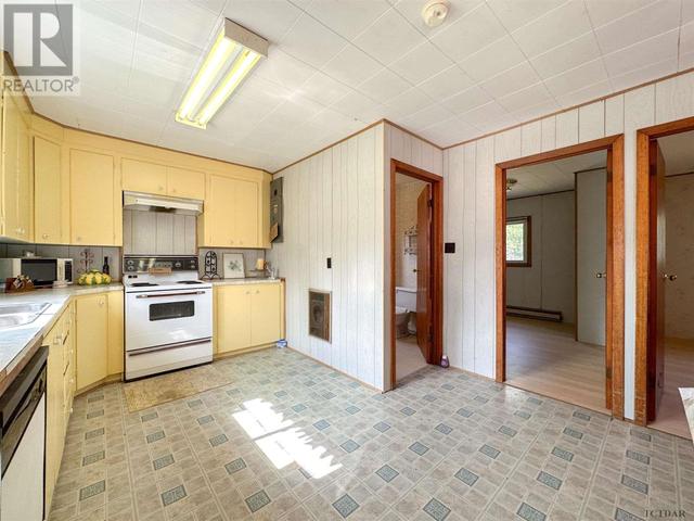 1099 Besaw Rd, House detached with 4 bedrooms, 2 bathrooms and null parking in Iroquois Falls ON | Image 3