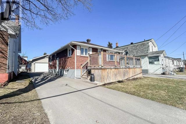 512 Douglas St, House detached with 2 bedrooms, 2 bathrooms and null parking in Sault Ste. Marie ON | Image 3