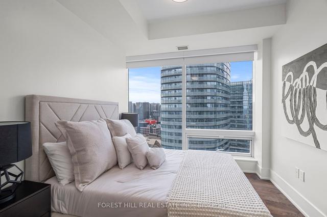 4510 - 10 York St, Condo with 3 bedrooms, 3 bathrooms and 1 parking in Toronto ON | Image 11