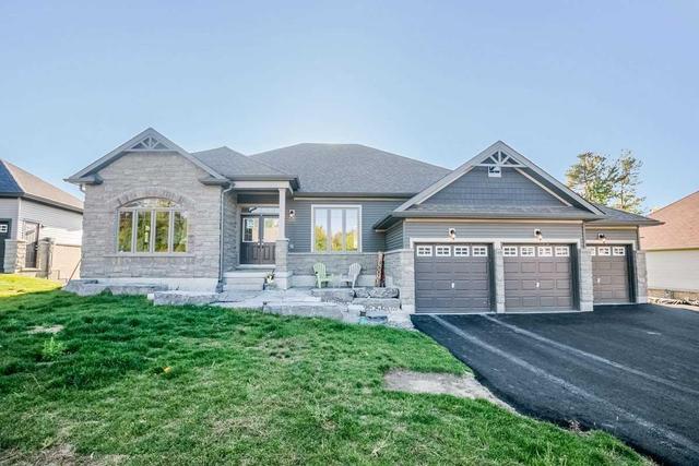 22 Oakmont Ave, House detached with 3 bedrooms, 3 bathrooms and 4 parking in Oro Medonte ON | Image 1