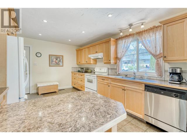 3325 8th Street, House detached with 4 bedrooms, 1 bathrooms and 1 parking in Okanagan Similkameen E BC | Image 10