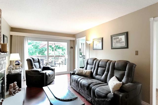 104 Lord Simcoe Dr, House detached with 4 bedrooms, 3 bathrooms and 4 parking in Brampton ON | Image 2