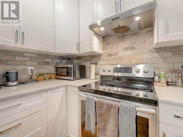 1 - 1146 Caledonia Ave, Condo with 2 bedrooms, 1 bathrooms and 1 parking in Victoria BC | Image 11