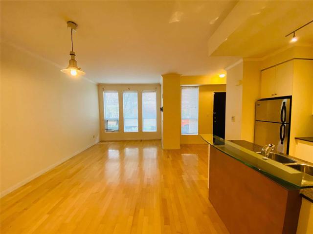p105 - 25 Soho St, Townhouse with 2 bedrooms, 2 bathrooms and 1 parking in Toronto ON | Image 2