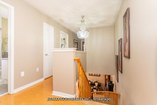 34 Jingle Cres, House semidetached with 3 bedrooms, 3 bathrooms and 3 parking in Brampton ON | Image 9