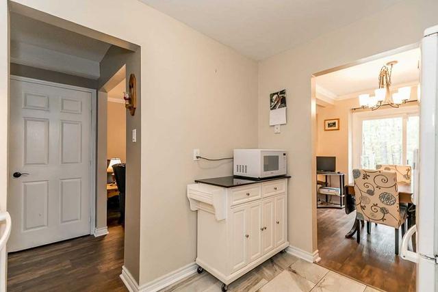 67 Burns Circ, House attached with 3 bedrooms, 1 bathrooms and 3 parking in Barrie ON | Image 9