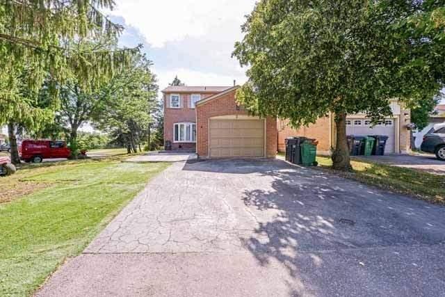 2 Myrtle Crt, House detached with 3 bedrooms, 4 bathrooms and 4 parking in Brampton ON | Image 3
