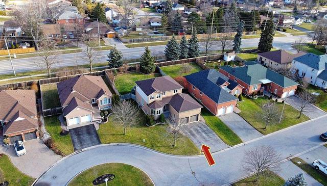 861 Wildflower Crt, House detached with 3 bedrooms, 4 bathrooms and 6 parking in Oshawa ON | Image 12