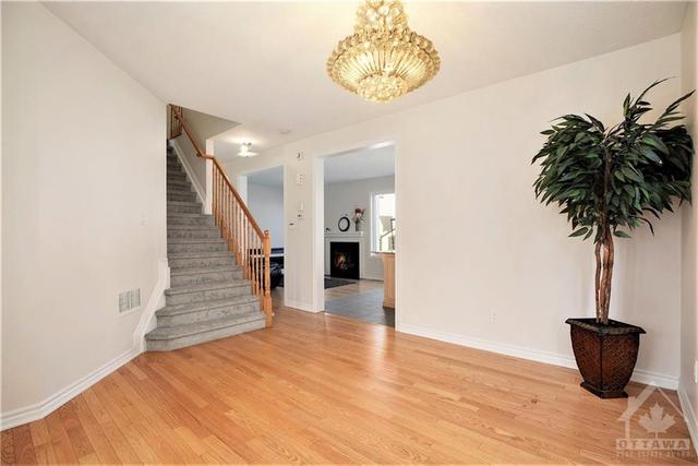 194 Flowing Creek Circle, House detached with 4 bedrooms, 4 bathrooms and 4 parking in Ottawa ON | Image 3
