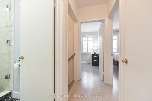 260 Westview Blvd, House detached with 2 bedrooms, 2 bathrooms and 5 parking in Toronto ON | Image 2