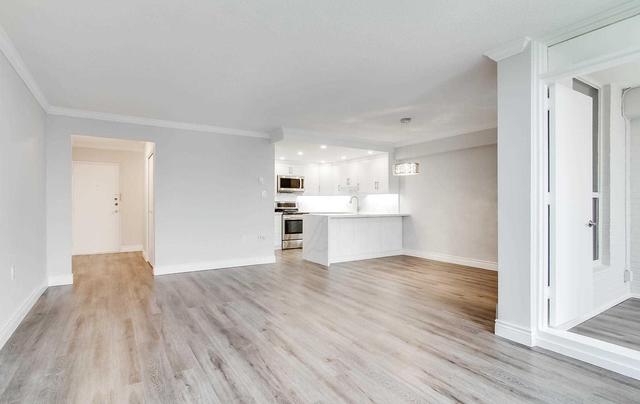 1401 - 130 Neptune Dr, Condo with 3 bedrooms, 2 bathrooms and 1 parking in Toronto ON | Image 5