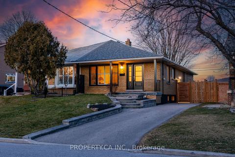 23 Niantic Cres, House semidetached with 3 bedrooms, 2 bathrooms and 4 parking in Toronto ON | Card Image