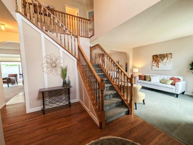400 Woodbriar Circle Sw, House detached with 3 bedrooms, 2 bathrooms and 444 parking in Calgary AB | Image 2