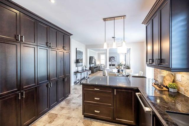 33 Northcastle Cres, House detached with 4 bedrooms, 4 bathrooms and 4 parking in Whitby ON | Image 3