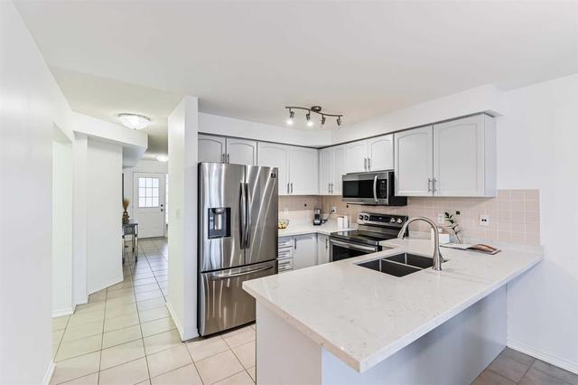30 Oceanpearl Cres, House detached with 3 bedrooms, 3 bathrooms and 6 parking in Whitby ON | Image 2