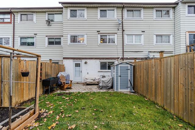 23 Hoskins Sq, House attached with 3 bedrooms, 2 bathrooms and 3 parking in Brampton ON | Image 26
