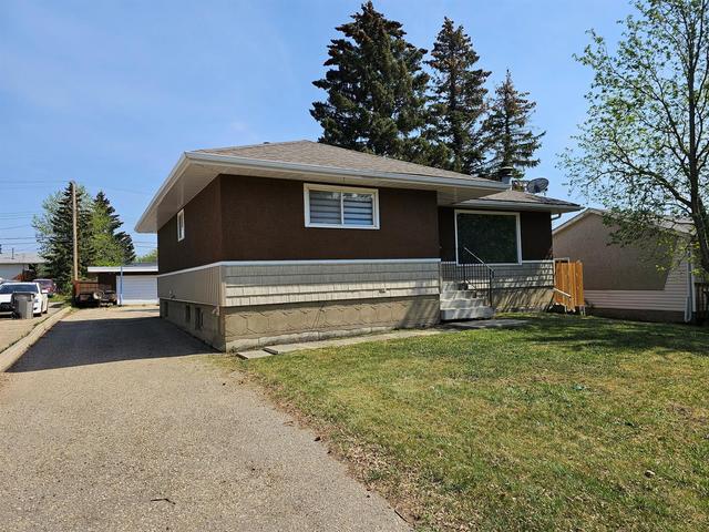 10407 96a Street, House detached with 4 bedrooms, 2 bathrooms and 8 parking in Grande Prairie AB | Image 2