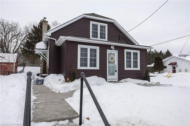 6817 38 Highway, House detached with 3 bedrooms, 1 bathrooms and 5 parking in South Frontenac ON | Image 2