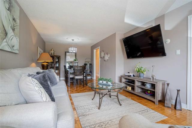 36 Peterson Crt, House semidetached with 3 bedrooms, 2 bathrooms and 4 parking in Brampton ON | Image 3