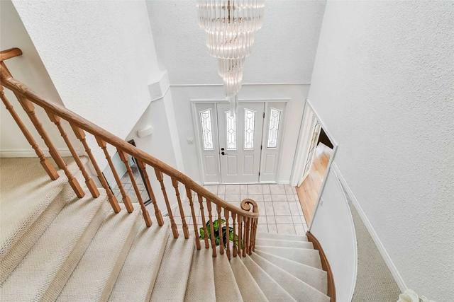 245 Maclaren St N, House detached with 4 bedrooms, 4 bathrooms and 6 parking in Oshawa ON | Image 2
