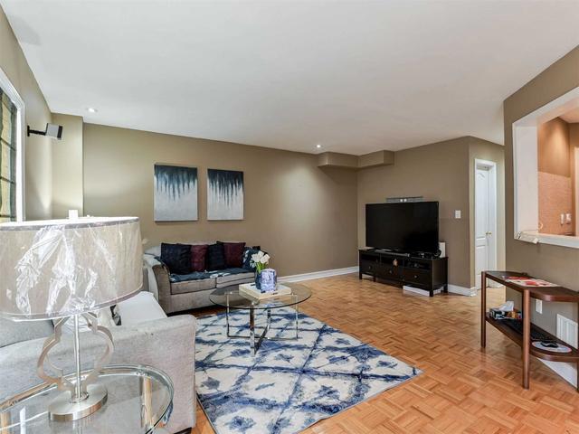 23 Wall St, House attached with 3 bedrooms, 3 bathrooms and 4 parking in Brampton ON | Image 3