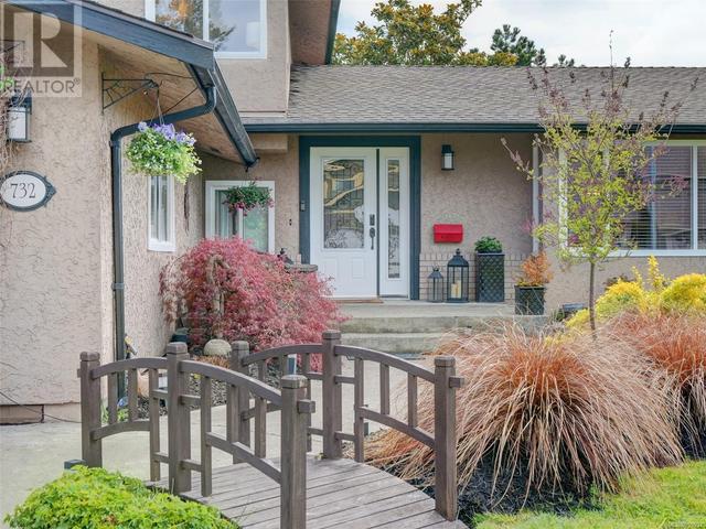 732 Viaduct Ave E, House detached with 4 bedrooms, 3 bathrooms and 4 parking in Saanich BC | Image 3