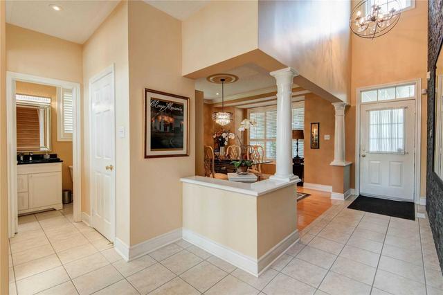 7027 Gillespie Lane, House detached with 3 bedrooms, 4 bathrooms and 6 parking in Mississauga ON | Image 3
