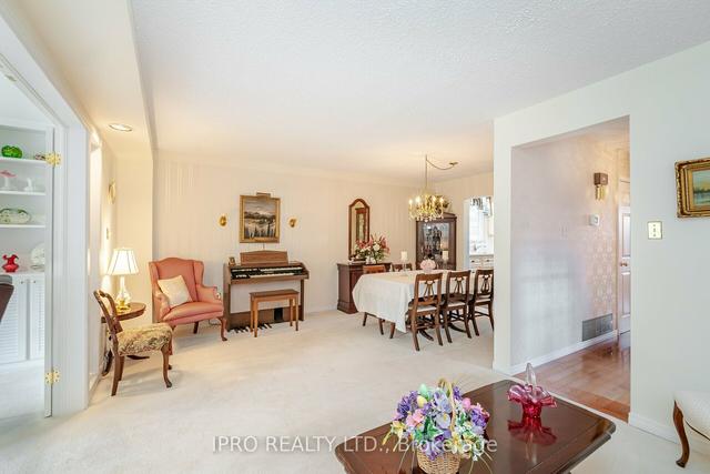 64 Linkdale Rd, House detached with 3 bedrooms, 2 bathrooms and 6 parking in Brampton ON | Image 4